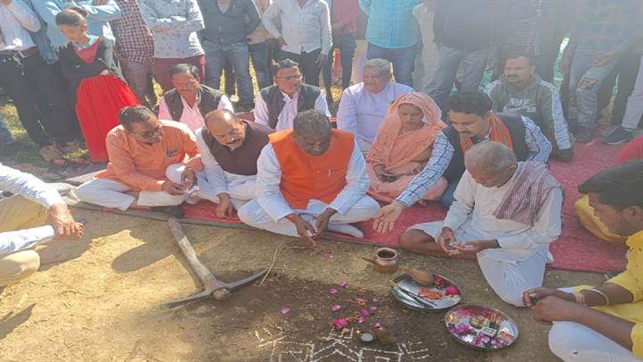 ग्राम कचनारिया में जल-कलश यात्रा में शामिल हुए स्वास्थ्य मंत्री डॉ. चौधरी